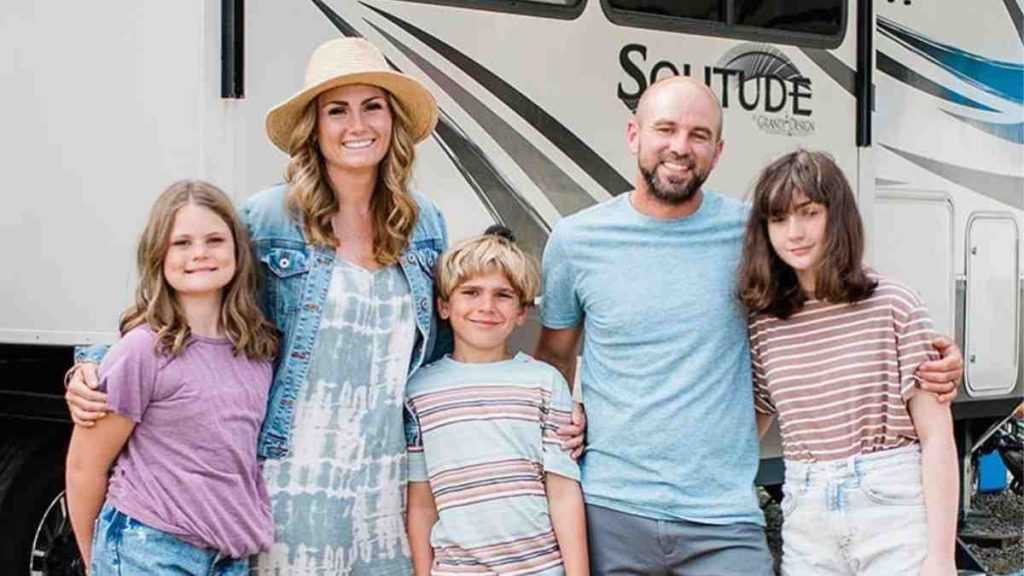 What Happened to Family of Nomads? A Raw Look at Jessica Roderick’s Real Journey 2 Family of Nomads members before 3 years